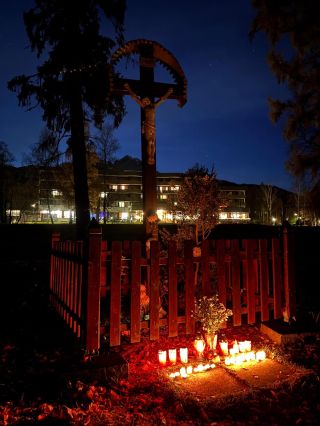 Dnes spomíname spolu aj v hoteli Atlas v Tatrách na tých ktorí tu boli pred nami a žijú ďalej v našich srdciach a...